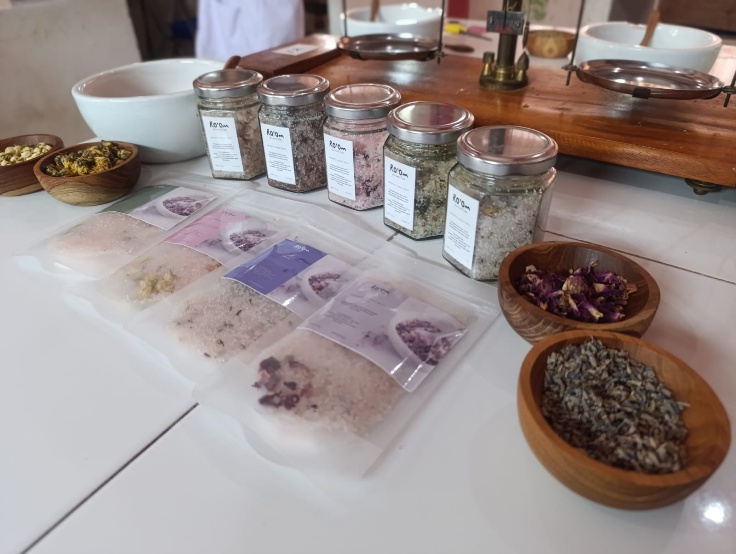 Inovasi Siswa Farmasi SMKN 3 Bangkalan Kembangkan Sea Salt Bath Berbahan Garam Madura