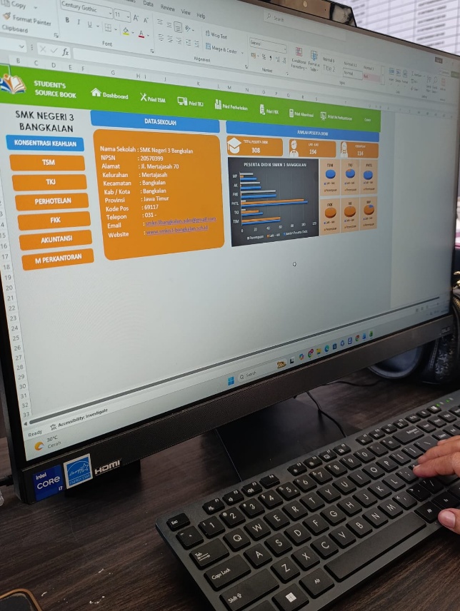 Siswa TKJ SMKN 3 Bangkalan Kembangkan BI-ONE SYSTEM (Buku Induk One Click System) untuk Transformasi Administrasi Sekolah