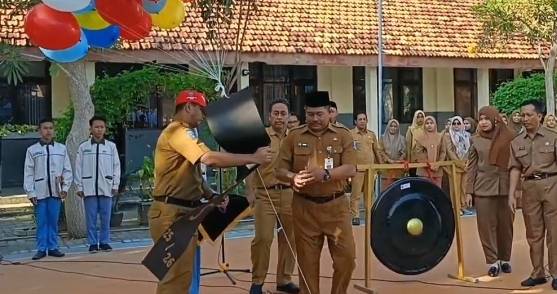 Pelepasan Balon Ke Udara, Warnai Pembukaan MPLS di SMK Negeri 3 Bangkalan