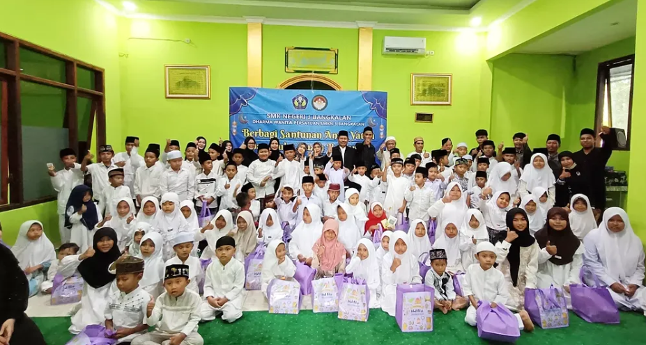 Berbagi Kebahagiaan Bersama Anak Yatim