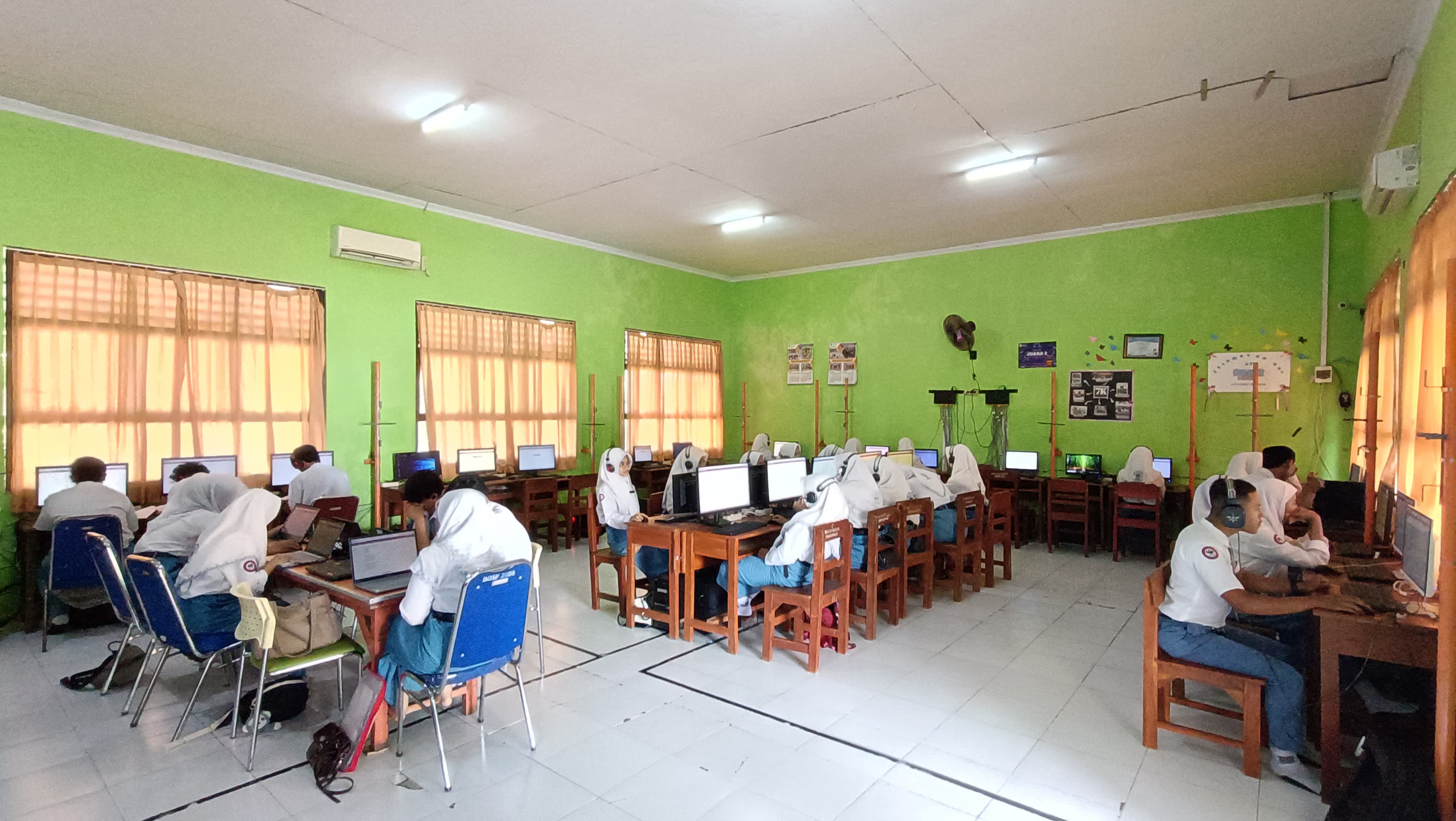 Kegiatan pelaksanaan Tes TOEIC (Test of English for International Communication) di SMKN 3 Bangkalan